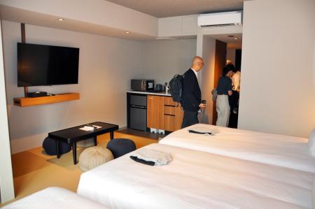日鉄興和不動産が手がけるアパートメントホテルの客室=16日、東京・新宿