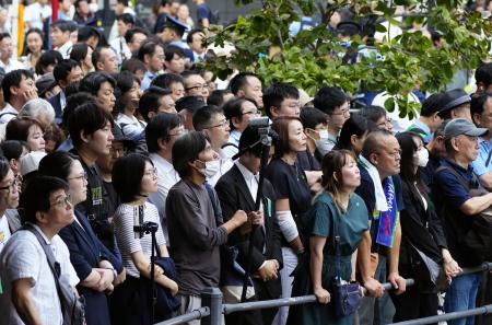 自民党総裁選の街頭演説を聞く人たち＝２４日、東京・秋葉原