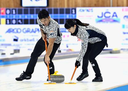 小穴桃里、青木豪組との決勝第１戦、スイープする松村千秋（右）、谷田康真組＝稚内市みどりスポーツパーク