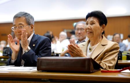 静岡市で開かれた集会に参加した袴田巌さんの姉ひで子さん（右）。左は小川秀世弁護団長＝２７日午後