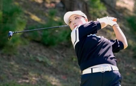 　第２日、４番でティーショットを放つ後藤未有。通算４アンダーで首位＝利府ＧＣ