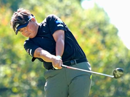 第２日、１３番でティーショットを放つ工藤遥加。通算４アンダーで首位＝利府ＧＣ