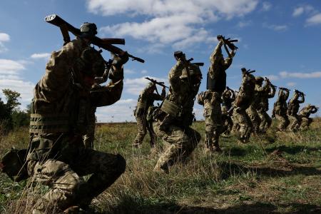 訓練に参加したウクライナ軍兵士＝２６日、ウクライナ南部ザポリージャ州（ロイター＝共同）