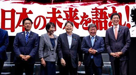 自民党総裁選の討論イベントの出演を終えた（左から）小泉農相、高市前経済安保相、林官房長官、茂木前幹事長、小林元経済安保相＝２７日夜、東京都世田谷区