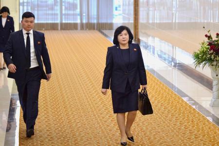 訪中のため平壌国際空港を訪れた北朝鮮の崔善姫外相（右）＝２７日（共同）