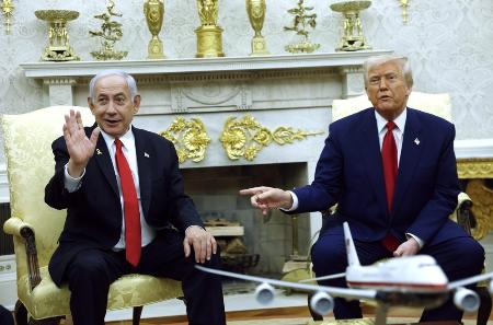 会談するトランプ米大統領(右)とイスラエルのネタニヤフ首相=4月7日、ワシントン(ゲッティ=共同)