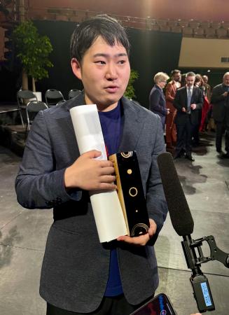 27日、ブザンソン国際若手指揮者コンクールで優勝し、取材に応じる米田覚士さん=フランス東部ブザンソン(共同)