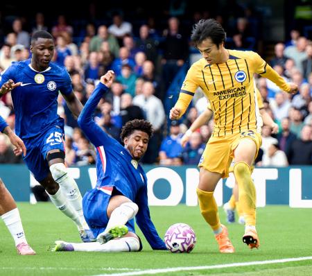 チェルシー戦で競り合うブライトンの三笘(右)=ロンドン(共同)