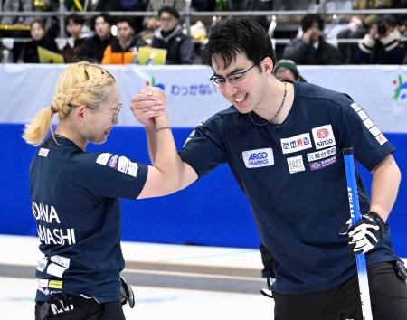 松村千秋、谷田康真組に勝利し代表に決まり、喜ぶ小穴桃里（左）、青木豪組＝稚内市みどりスポーツパーク