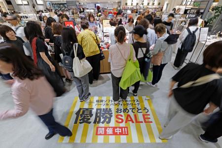 大丸福岡天神店で始まったプロ野球のソフトバンクホークス優勝記念セール＝２８日午前、福岡市