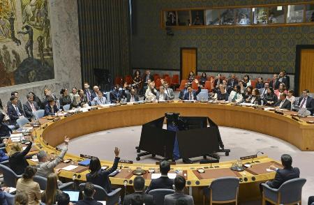 対イラン国連制裁の再発動を阻止するため中国とロシアが提案した決議案を否決する国連安全保障理事会＝２６日、ニューヨークの国連本部