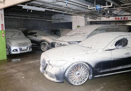 「くすの木パーキング」の地下2階で水没し、乾いて白くなった泥に覆われた車=19日、三重県四日市市