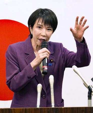 　自民党総裁選に向けた集会で、支持を訴える高市前経済安保相＝２６日、名古屋市