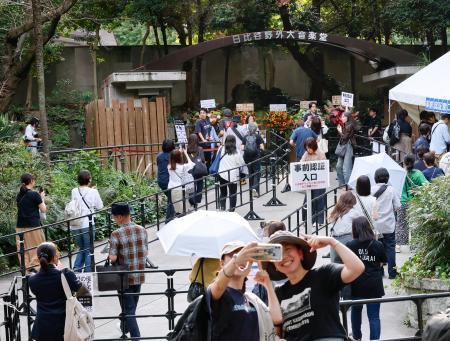 建て替え工事前の最後のコンサートが開催される日比谷公園大音楽堂を訪れた人たち＝２８日午後、東京都千代田区