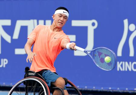 車いすの部シングルス準決勝 プレーする小田凱人=有明テニスの森公園