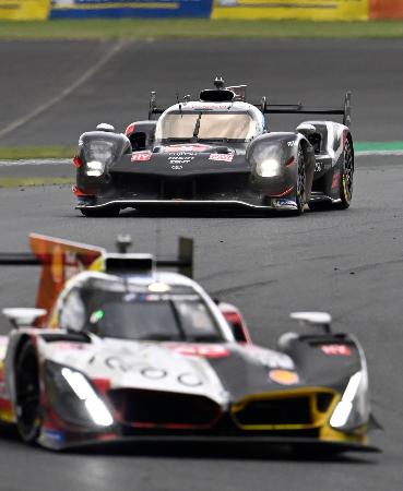 第7戦決勝で16位のトヨタ8号車(奥)=富士スピードウェイ