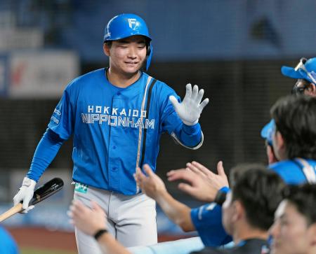 　８回、勝ち越し犠飛を放ちナインに迎えられる日本ハム・山県＝ＺＯＺＯマリン