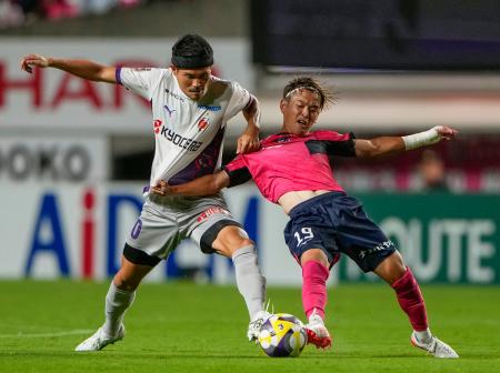 　Ｃ大阪―京都　後半、競り合う京都・鈴木（左）とＣ大阪・本間＝ヨドコウ