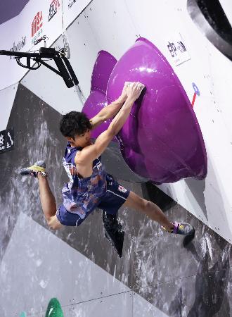 男子ボルダー決勝 課題に挑む安楽宙斗=ソウル(共同)