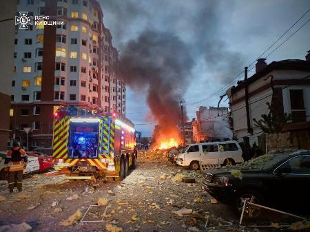 ２８日、ロシアのドローンやミサイル攻撃を受けたウクライナ首都キーウ郊外の住宅地（ウクライナ非常事態庁提供、ロイター＝共同）