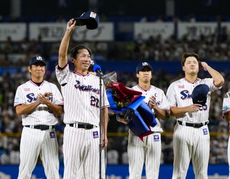 　本拠地最終戦のセレモニーであいさつするヤクルトの高津監督＝神宮