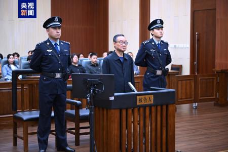 　収賄罪に問われた前農業農村相の唐仁健被告（中央）（中国国営中央テレビ電子版から、共同）