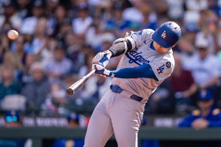 28日、マリナーズ戦の七回にソロを放つドジャースの大谷翔平=シアトル(ゲッティ=共同)