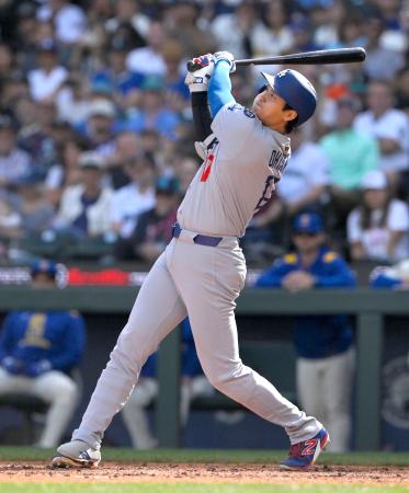 米大リーグ・マリナーズ戦の７回、自己最多を更新する５５号ソロを放つドジャース・大谷翔平＝２８日、シアトル（共同）