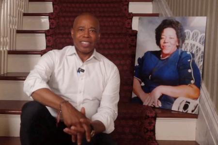 ２８日に公開された動画で再選断念を表明した米ニューヨークのアダムズ市長（ロイター＝共同）