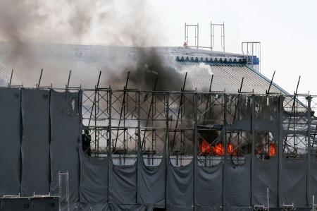 火災が発生した羽田空港付近の現場=29日午前9時8分、東京都大田区
