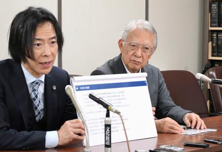 大川原化工機を巡る冤罪事件で、検察審査会が当時の捜査員2人の不起訴を「不当」と議決したことを受け、記者会見する大川原正明社長(右)=29日午前、東京・霞が関の司法記者クラブ