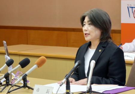 定例記者会見する静岡県伊東市の田久保真紀市長=29日午前、伊東市役所