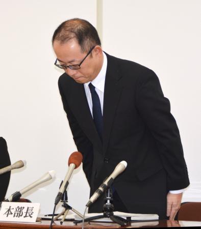 　定例記者会見で陳謝する佐賀県警の福田英之本部長＝２９日午前、佐賀県警本部