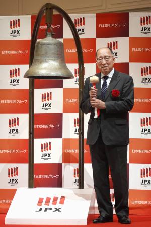 東証プライムに上場し、記念撮影するソニーＦＧの遠藤俊英社長＝２９日午前、東京都中央区