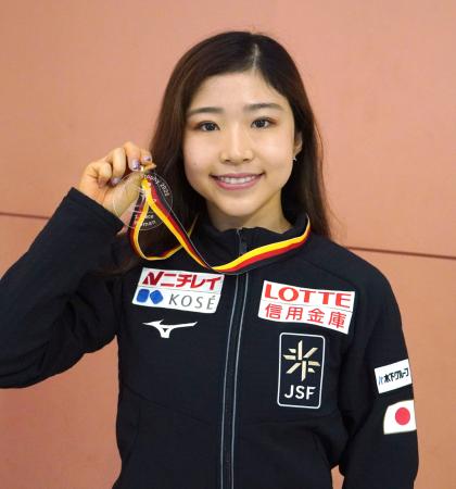 　ドイツから帰国し、関西空港で取材に応じる千葉百音＝２９日