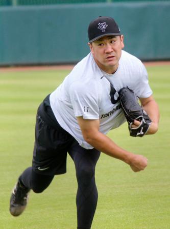 キャッチボールをする巨人・田中将大=ジャイアンツ球場