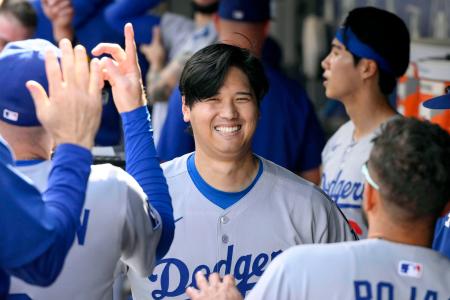 マリナーズ戦の7回、55号ソロを放ち、ベンチで迎えられるドジャース・大谷=シアトル(共同)