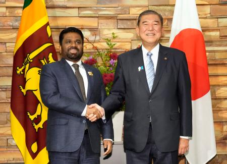 会談前に、スリランカのディサナヤカ大統領（左）と握手する石破首相＝２９日午前、首相官邸