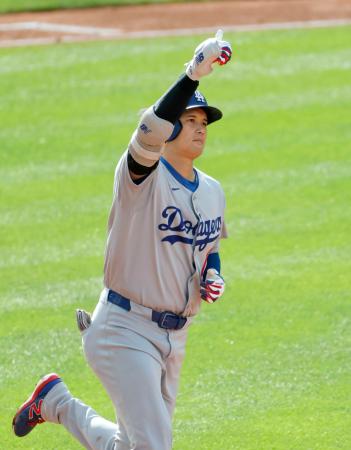 米大リーグ、レギュラーシーズン最終戦のマリナーズ戦で55号本塁打を放ち、塁を回るドジャース・大谷翔平=28日、シアトル(共同)