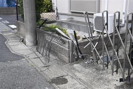 幼稚園の送迎バスが突っ込み、フェンスがゆがんだ住宅=29日午後2時19分、千葉県鎌ケ谷市