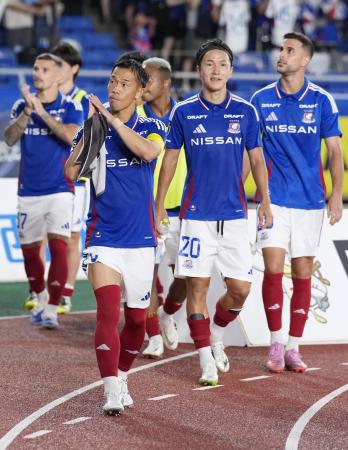 　サポーターの声援に応えるサッカーＪ１、横浜Ｆ・マリノスの選手＝２０日、横浜市の日産スタジアム