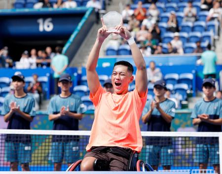 車いすの部シングルスで優勝した小田凱人＝有明テニスの森公園