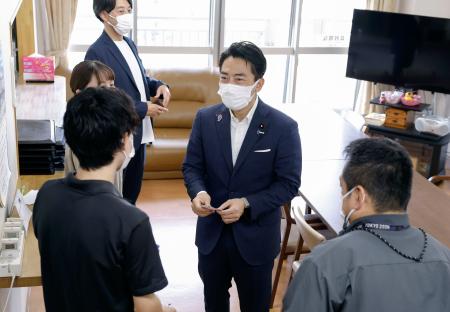 老人ホームの視察に訪れ、関係者らと対話する小泉農相＝２９日午前、東京都中野区