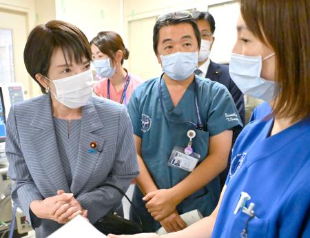 東京都世田谷区の医療施設を視察する高市前経済安保相(左)=29日午後