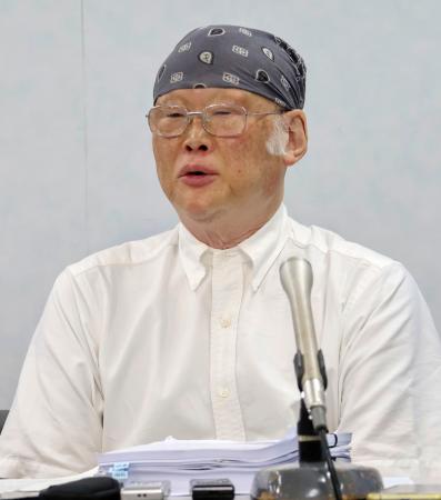 記者会見する神戸学院大の上脇博之教授=29日午後、大阪市北区