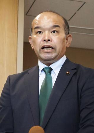 記者団の取材に応じる前橋市議会の富田公隆議長=29日午後、前橋市