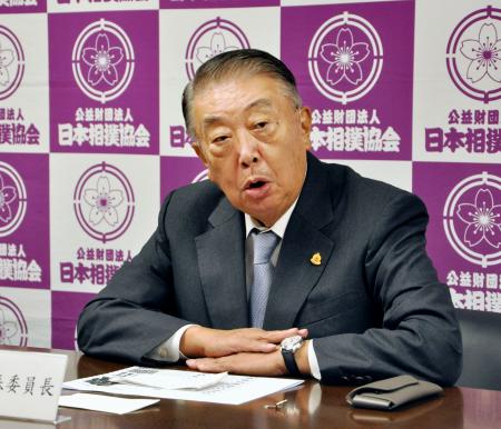 記者会見する横綱審議委員会の大島理森委員長＝２９日、東京・両国国技館