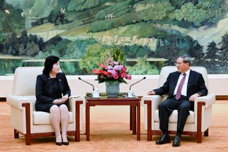 会談する北朝鮮の崔善姫外相（左）と中国の李強首相＝２９日、北京の人民大会堂（新華社＝共同）