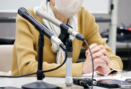 判決後、記者会見する射殺された中村信一さんの妻=29日午後、富山市