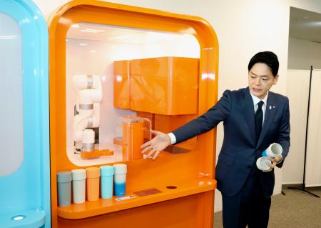 飲料の購入方法を説明する横浜市の山中竹春市長＝２９日午前、市役所